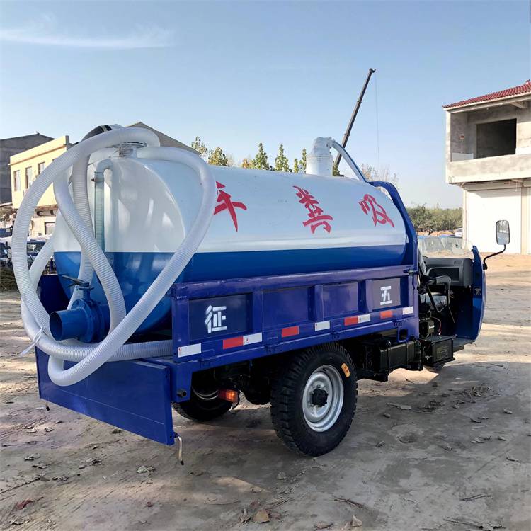 江蘇泰州興化小型三輪吸糞車時風(fēng)牌自卸三輪吸糞車22馬力吸糞車